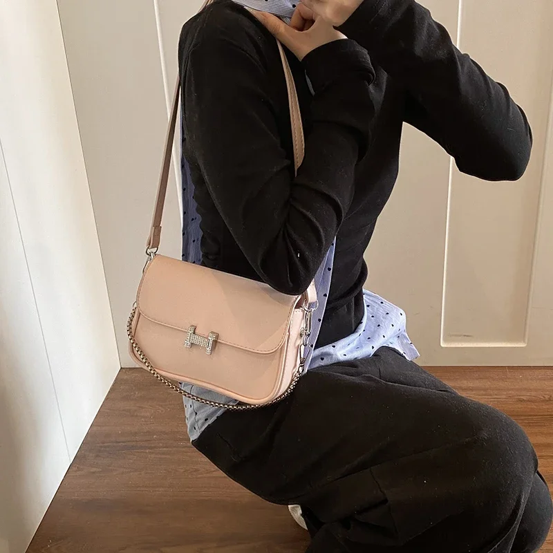 

Elegant Leather Shoulder Bag For Women, Versatile Handbag With Crossbody Option, Famous Designer Tote Bag