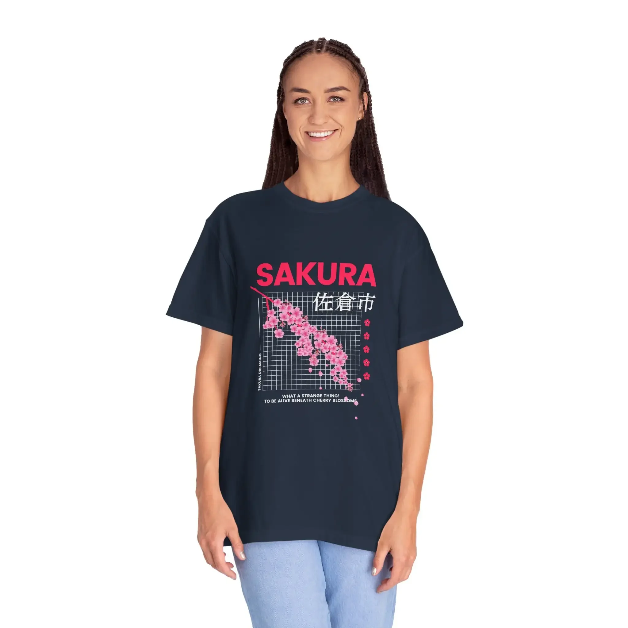 T-shirt Sakura Bliss à motif de fleurs de cerisier avec écriture anglaise et japonaise, teint en pièce