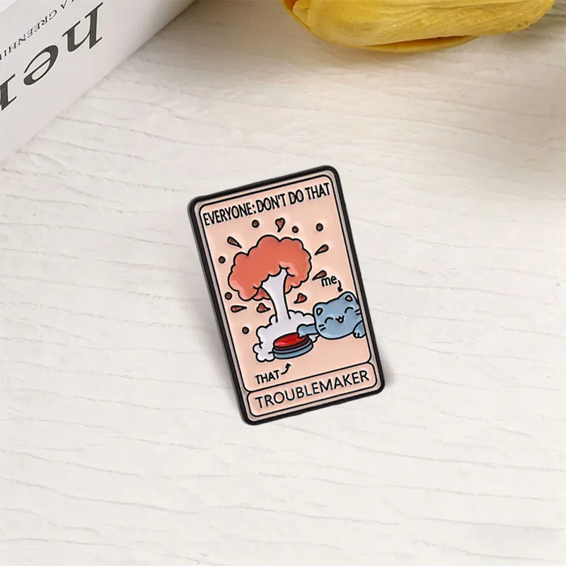 Streichhafter Blauer Katzen-Emaille-Pin: Lustige Schelmische Kätzchen-Broschen, Tier-Tarot-Schmuck, Anstecknadel, Geschenke – Detail 3