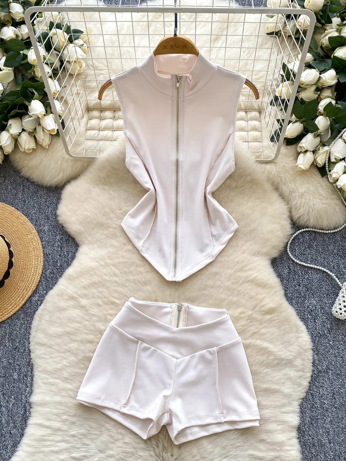 Conjunto F Sexy e Faionável com Cintura Baixa, Ajuste Slim, Sem Mangas, Gola Alta, Zíper, Calças Curtas e Top com De...