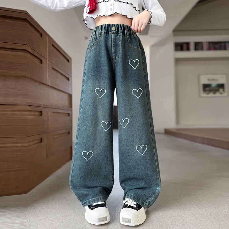 

Осенние корейские детские широкие брюки для девочек, школьные универсальные джинсовые брюки с принтом сердца для девочек, простые брюки в стиле ретро с эластичной резинкой на талии