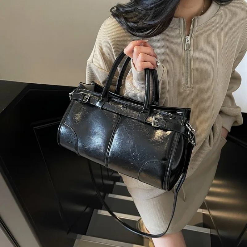 

Minimalist Elegant Letter Logo Diaper Bag Vintage Fashionable Leather Crossbody Bag Large Capacity For Women Trendy Commuter