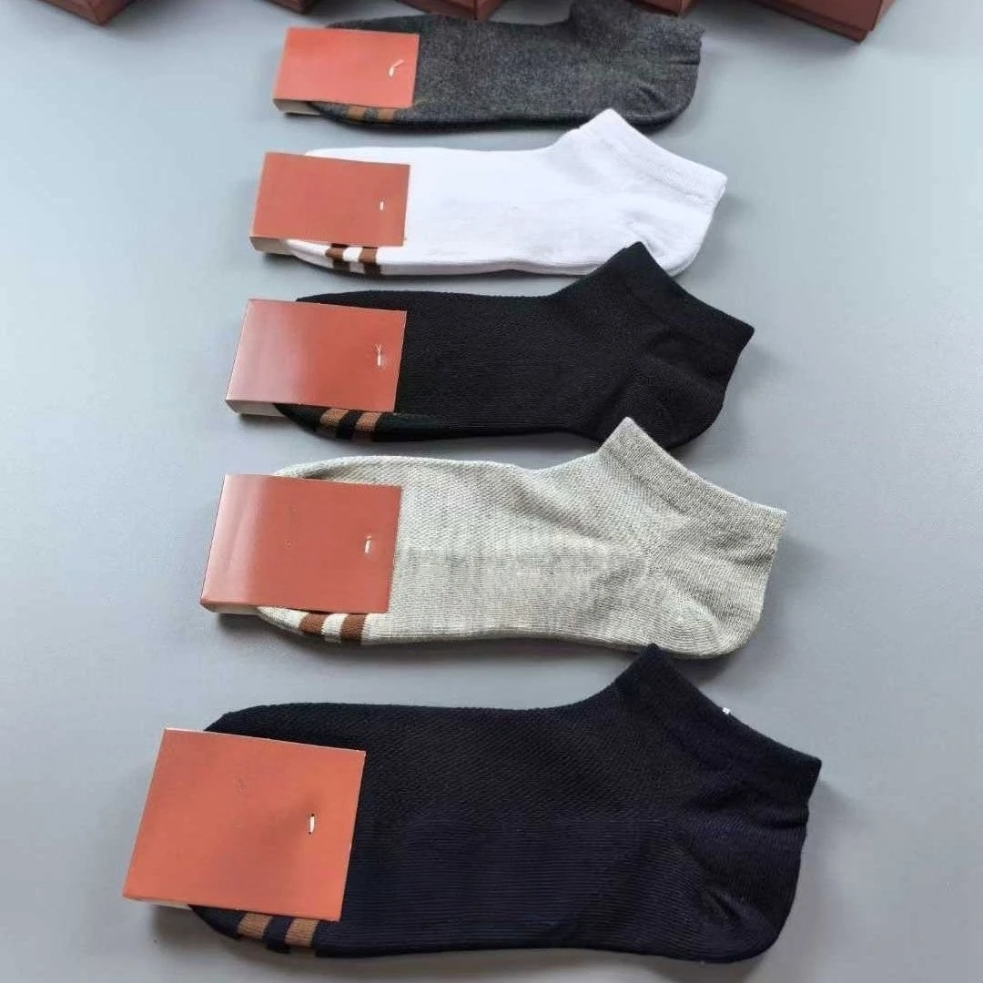 男性と女性のレジャー用のライトラグジュアリーハイエンドソックス5足組、新疆綿高弾性スポーツアルファベットプリントソックス