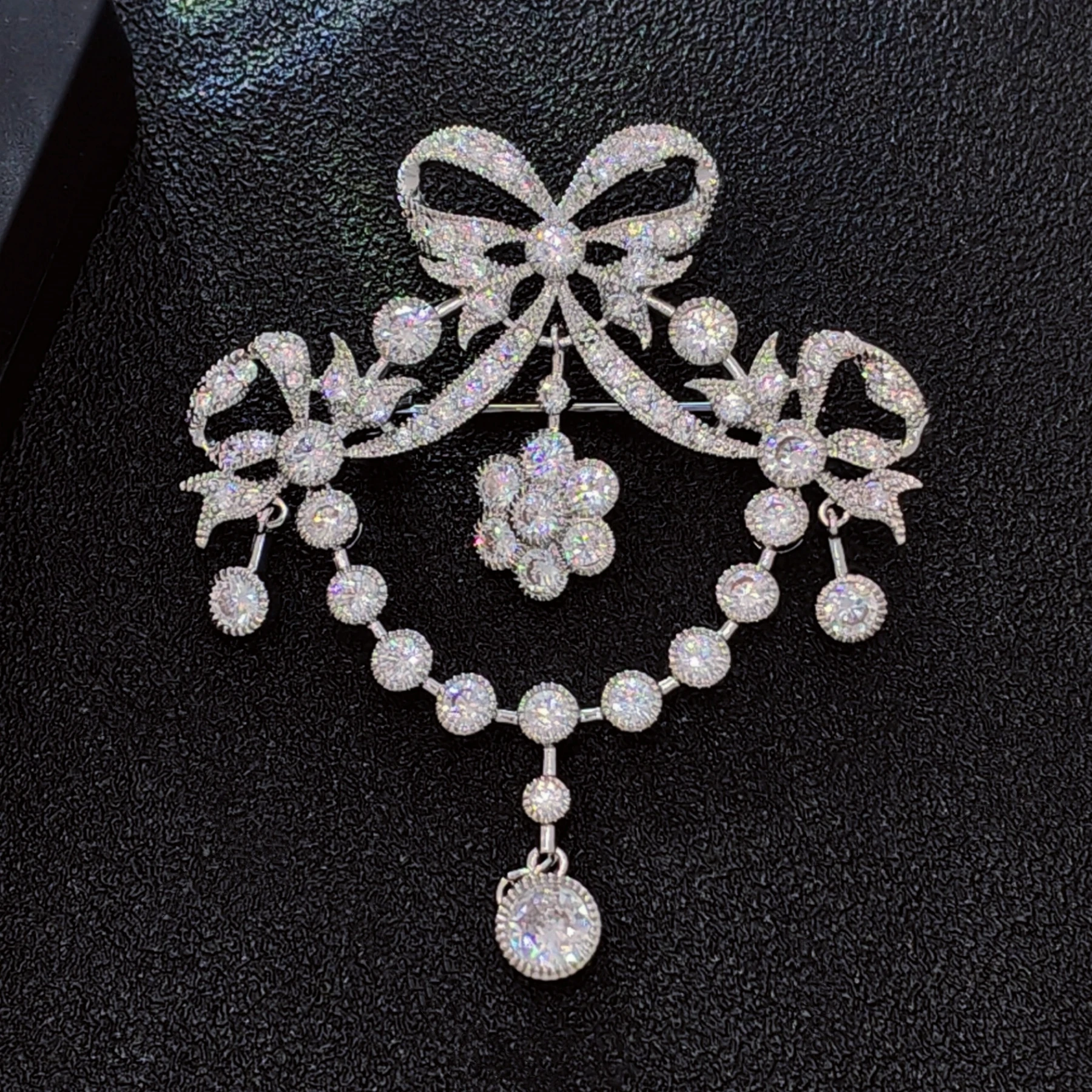 Refined Vintage Bow Pendant Brooch – Classic Silver Design with Timeless Elegance