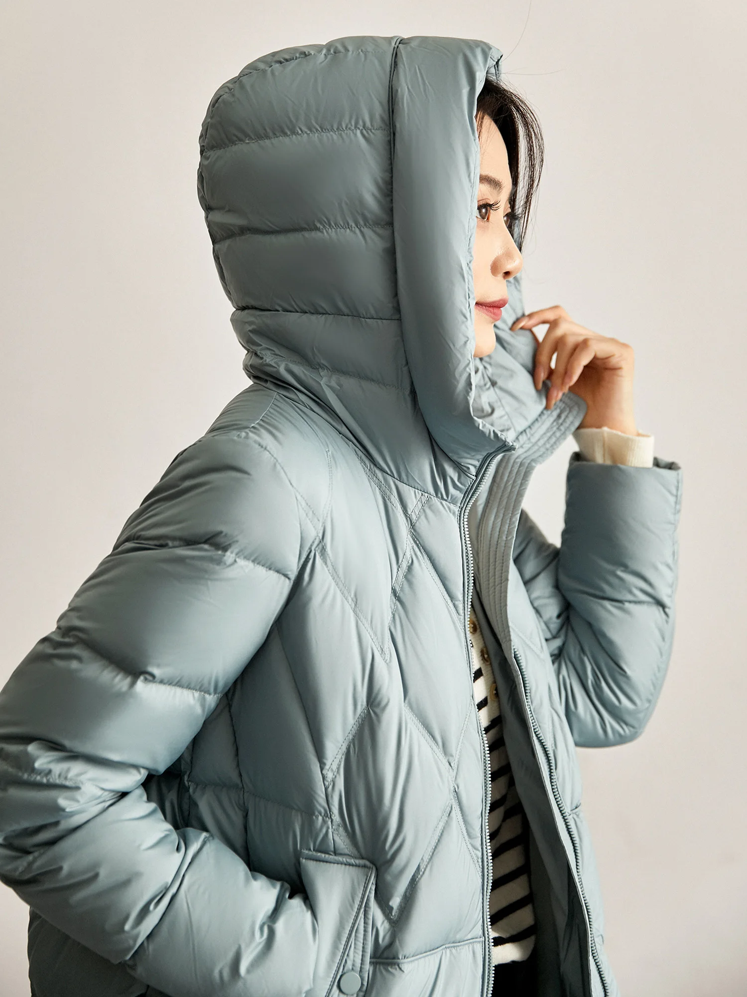 

New hooded middle-aged 90 white duck down mother winter down jacket short women's autumn and winter stylish lightweight jacket