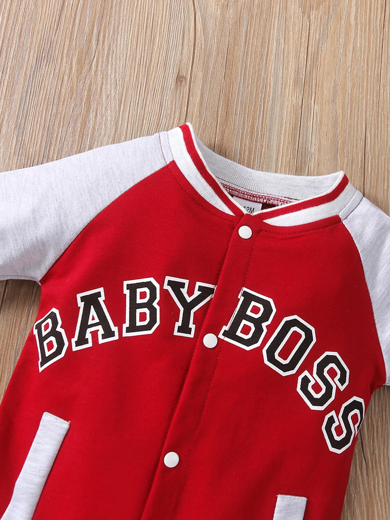Niedlicher, personalisierter Baby-Jungen-Overall, modischer Buchstaben-Print, langärmlig, Rundhalsausschnitt, bequeme Kleidung für Kleinkinder – Detail 4