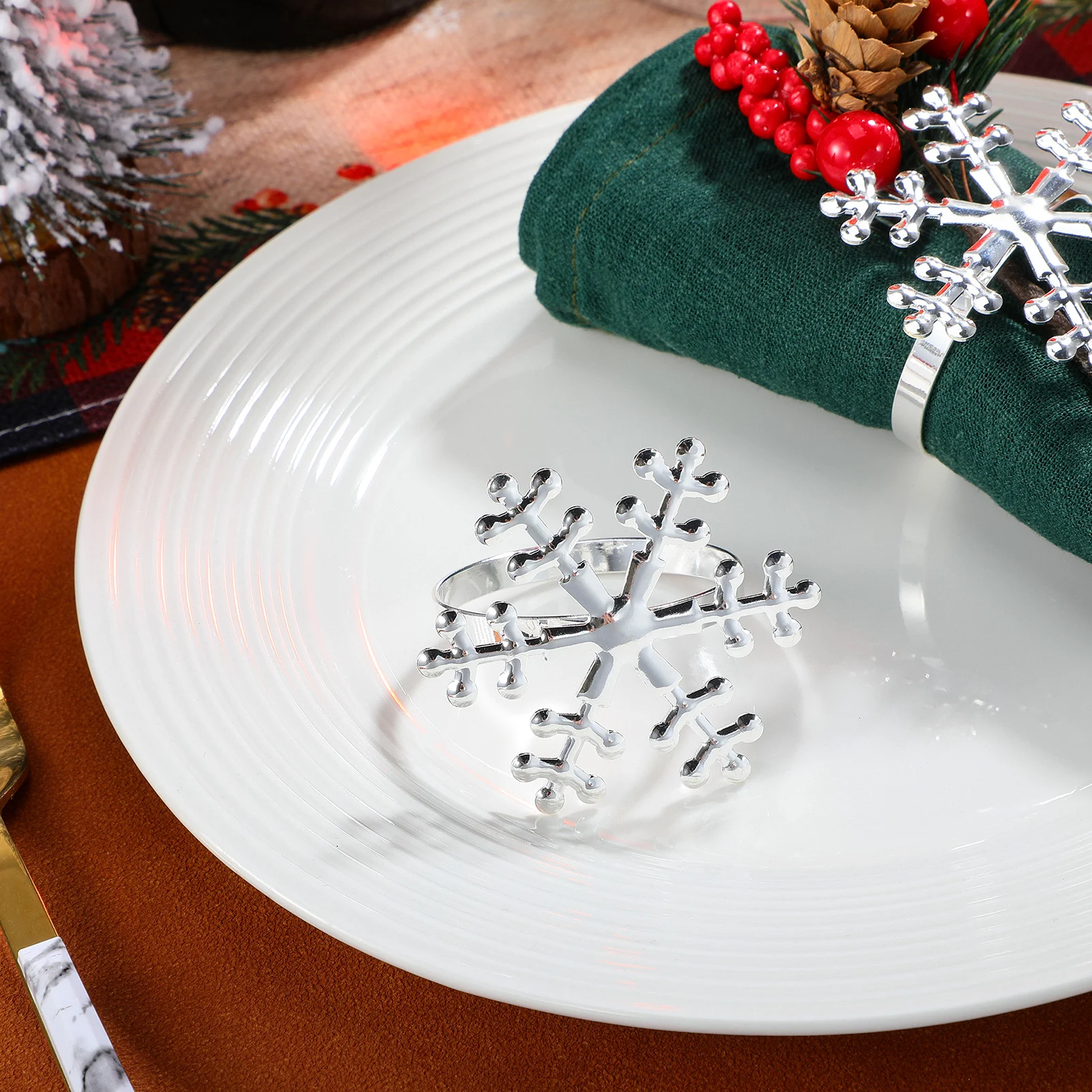 6 قطع من حلقة منديل ندفة الثلج مصنوعة من مادة سبيكة بلمسة نهائية لامعة لتزيين الطاولة الأنيقة لحفلات العطلات وحفلات الزفاف وحفلات الطعام #5