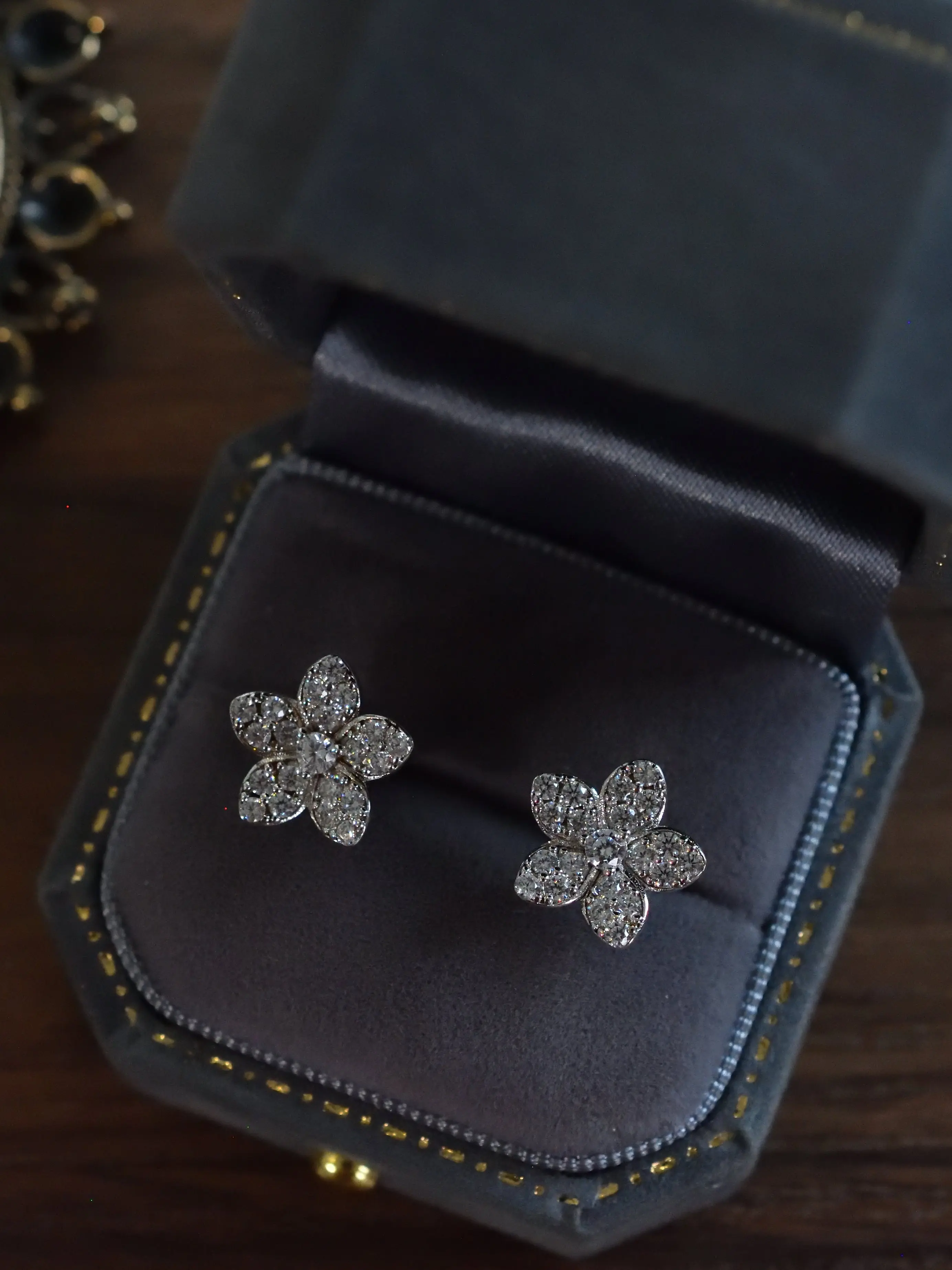 elegant-flower-shaped-s925-sterling-silver-earrings-original-design-gift-for-girlfriend-luxury-feel-synthetic-gemstone-embedded