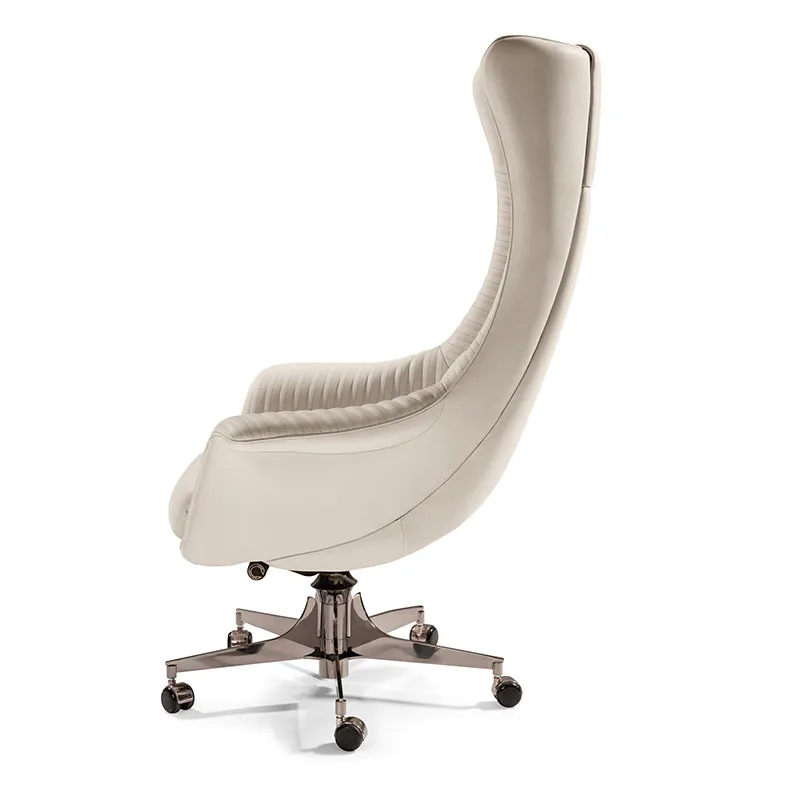 Schreibtische und Stühle aus Leder