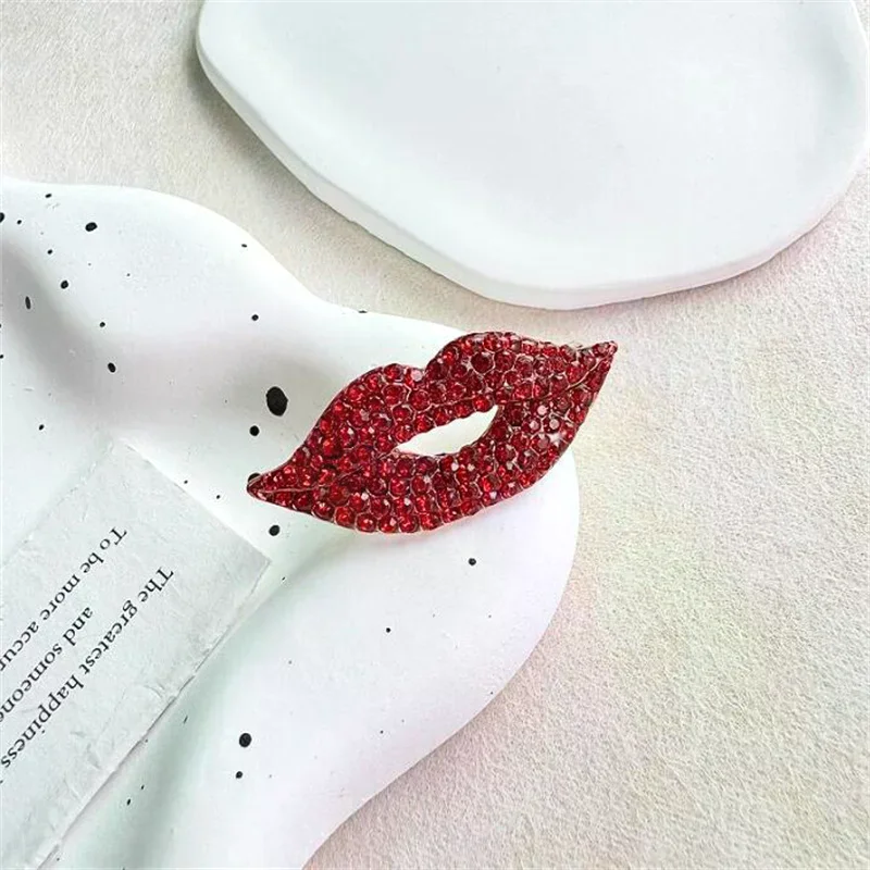 Sexy Lady Red Lips Brooches For Women Girls Creative Shining Luxury Diamond Mouth Brooch Pins Wedding Accessories Gifts Fashion
