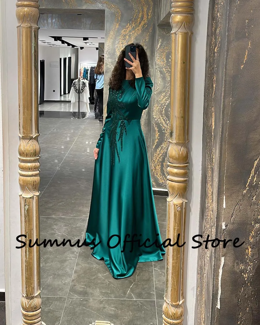 Sumnus Verde Smeraldo Raso Lungo Arabia Saudita Abiti da festa da sera Paillettes Perline Manica intera Abiti da sera musulmani Dubai Personalizza