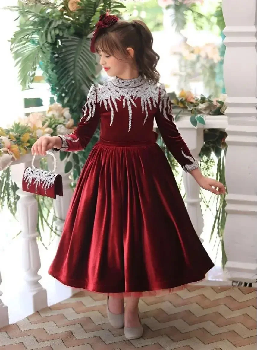 فساتين فتاة الزهور الحمراء لحفلات الزفاف المخملية ذات الياقات العالية الفضية مزينة بأنيقة للأطفال فستان المسابقة الأولى حسب الطلب