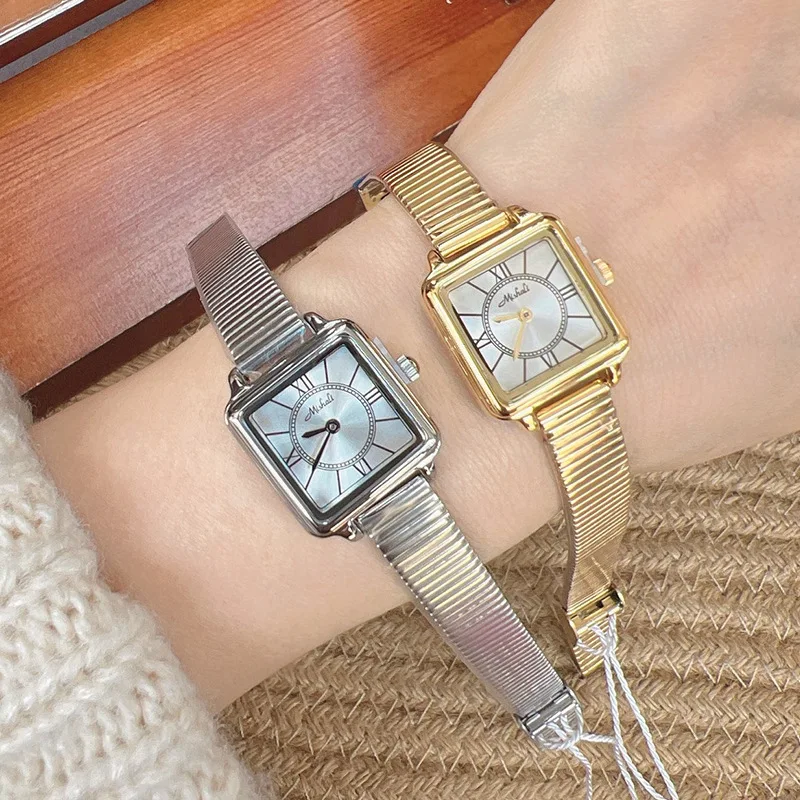 

Стильные женские наручные часы, ремешок из нержавеющей стали, кварцевый механизм, новый дизайн, маленькие квадратные часы в европейском стиле золотого цвета.