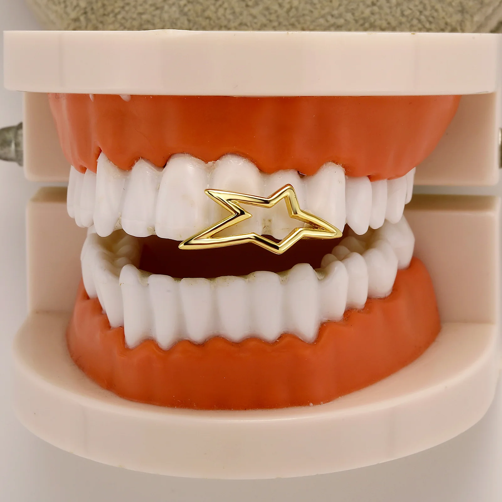 JINAO Hip Hop Single Smooth Surface Large Tilt Star Teeth Grillz Men Women Top&Bottom Grill Punk Rapper Christmas Cosplay