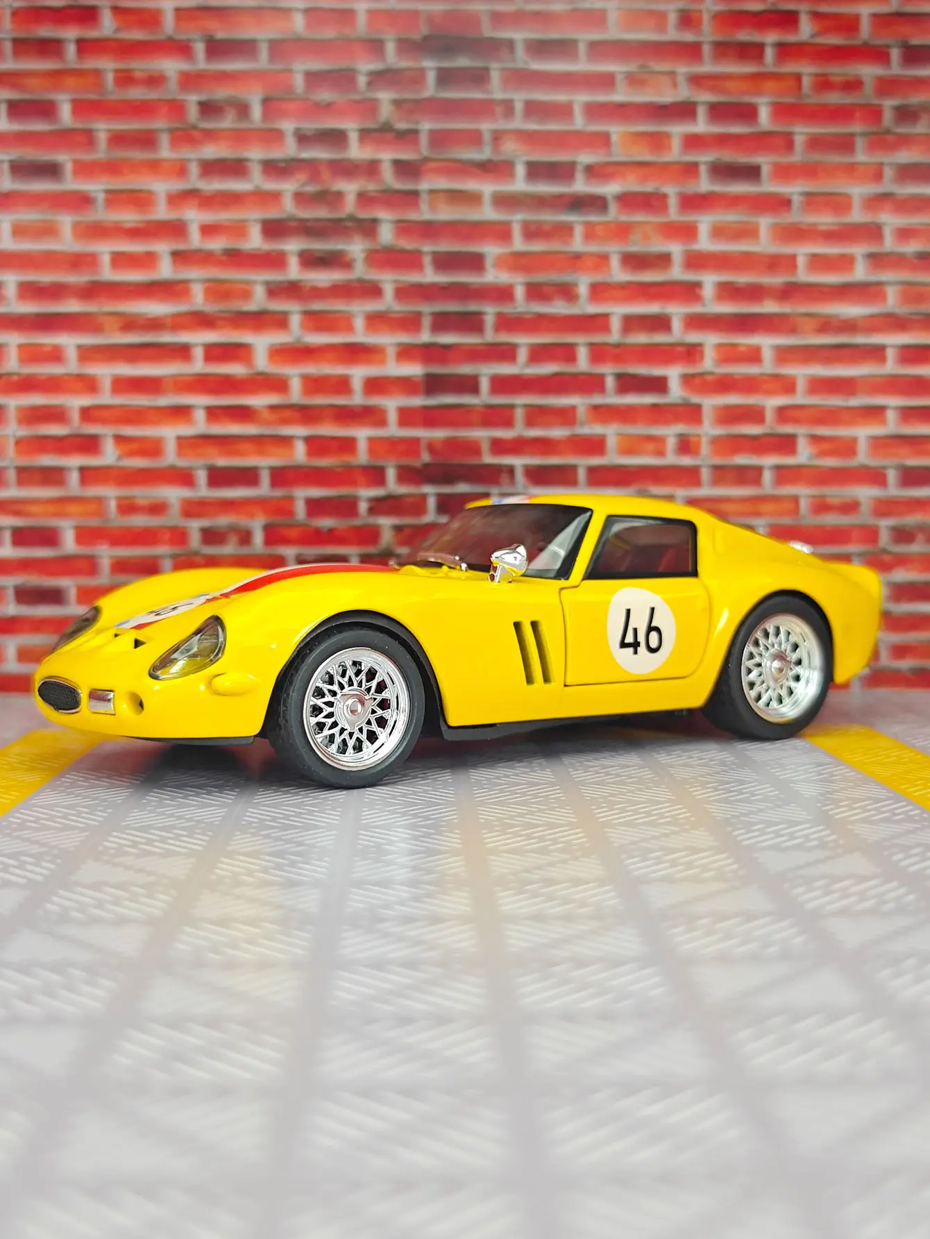 

1:32 250GTO украшения модели автомобиля из сплава с богатыми деталями, хорошая работа и хорошее качество.