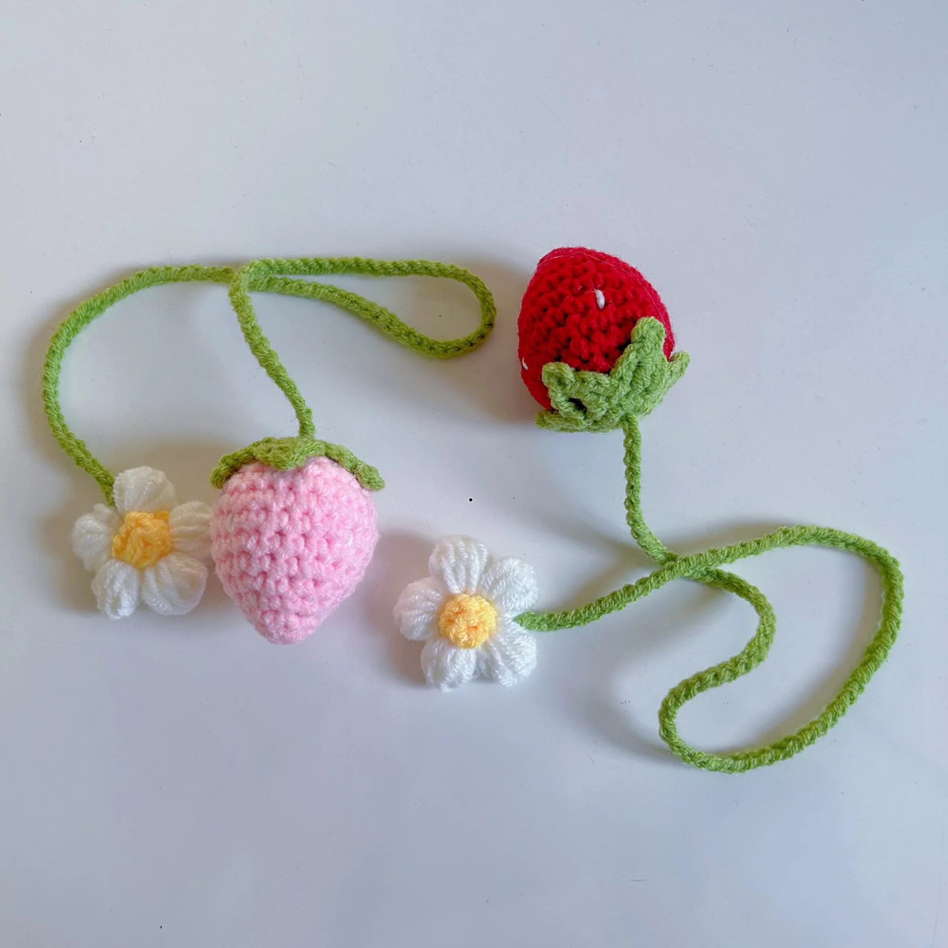 Niedlicher gestrickter Erdbeer-Anhänger, strickende Blumen-Taschen-Anhänger, kreative Häkelblume, Vorhang, Krawatte, Lesezeichen, Auto, Heimdekoration, Geschenk – Detail 1
