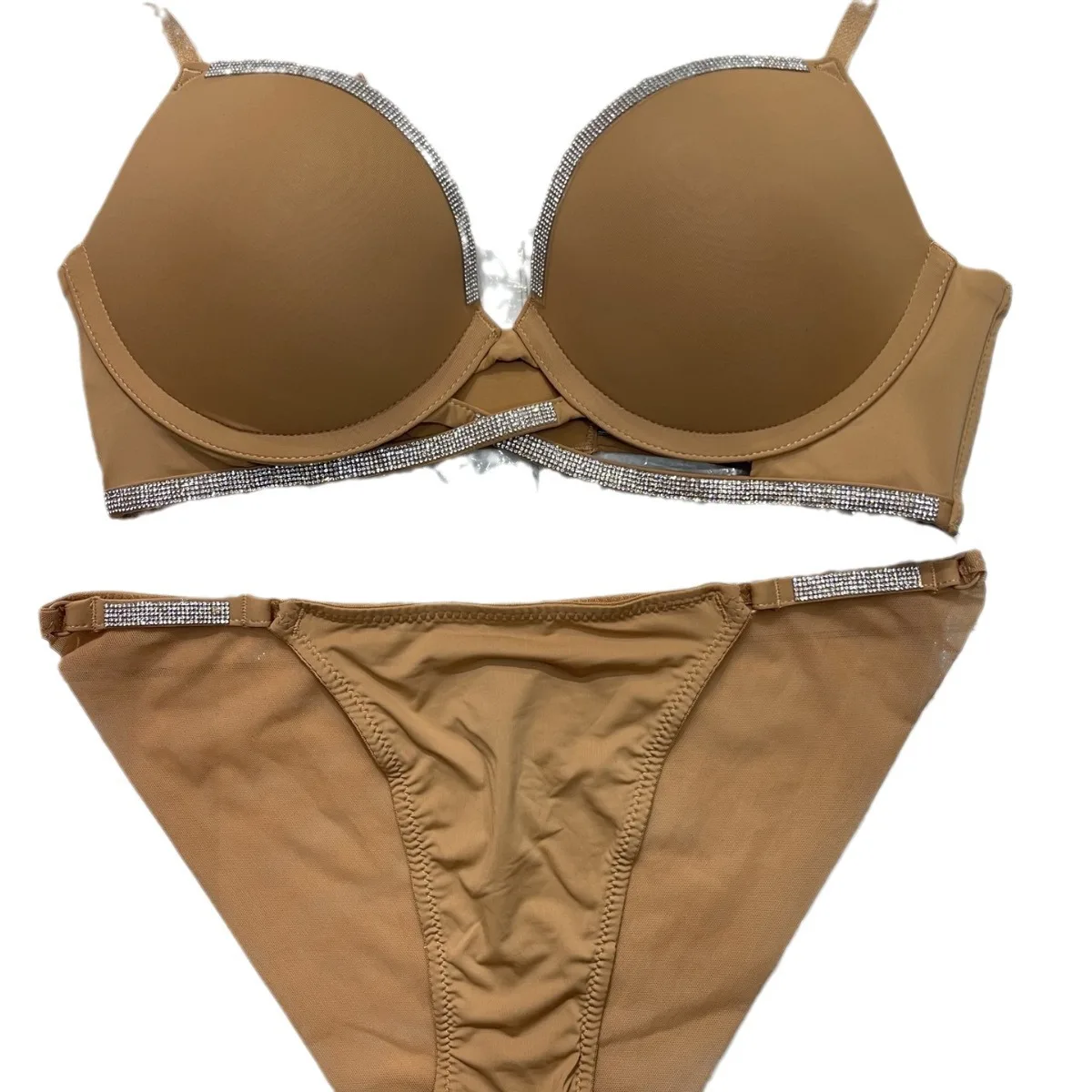 طقم حمالة صدر ولباس داخلي مثير من الساتان - تصميم بأشرطة مطرزة، ودعم جانبي ومضاد للترهل ومنحنيات أنيقة