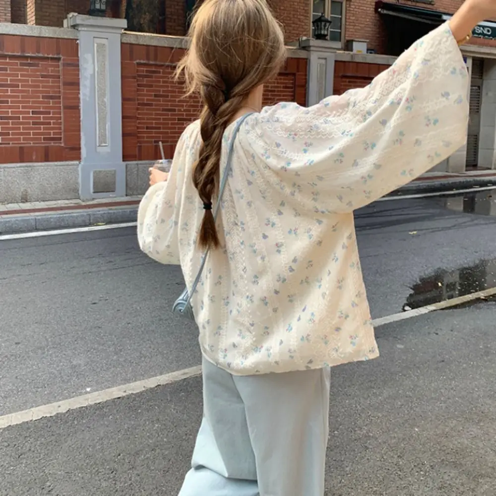 

Корейский стиль, плиссированная блузка с длинными рукавами, рубашка с милым цветком, топ, повседневная весенне-осенняя кружевная блузка с цветочным принтом, весна-осень