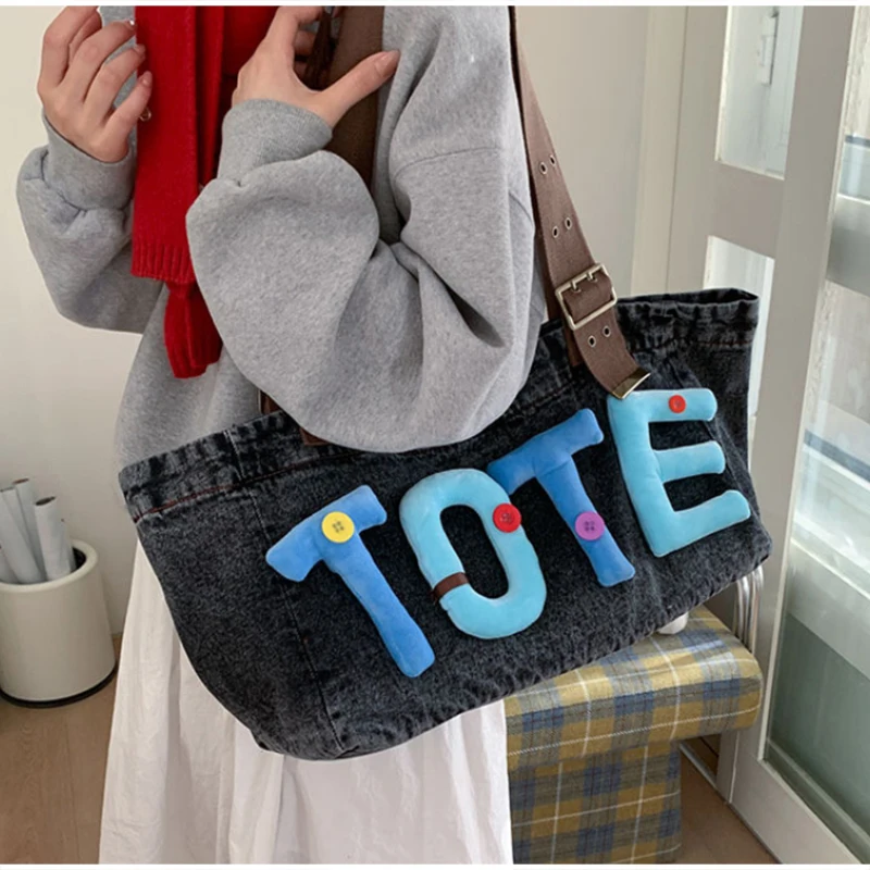 Gewaschene Denim Vintage Schultertasche, Große Kapazität Y2k Mädchen Flauschige Buchstaben Farbige Knöpfe Tragetasche, Hobo Pendler Canvas Handtasche – Detail 19