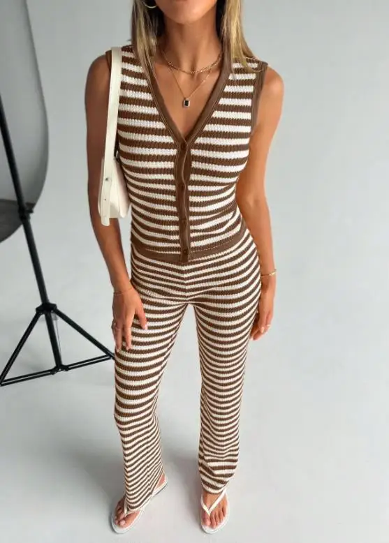 

Комплект из двух предметов: женский костюм 2026 Весна-Лето, новая модная коллекция, полосатый топ без рукавов с V-образным вырезом на пуговицах и повседневные брюки