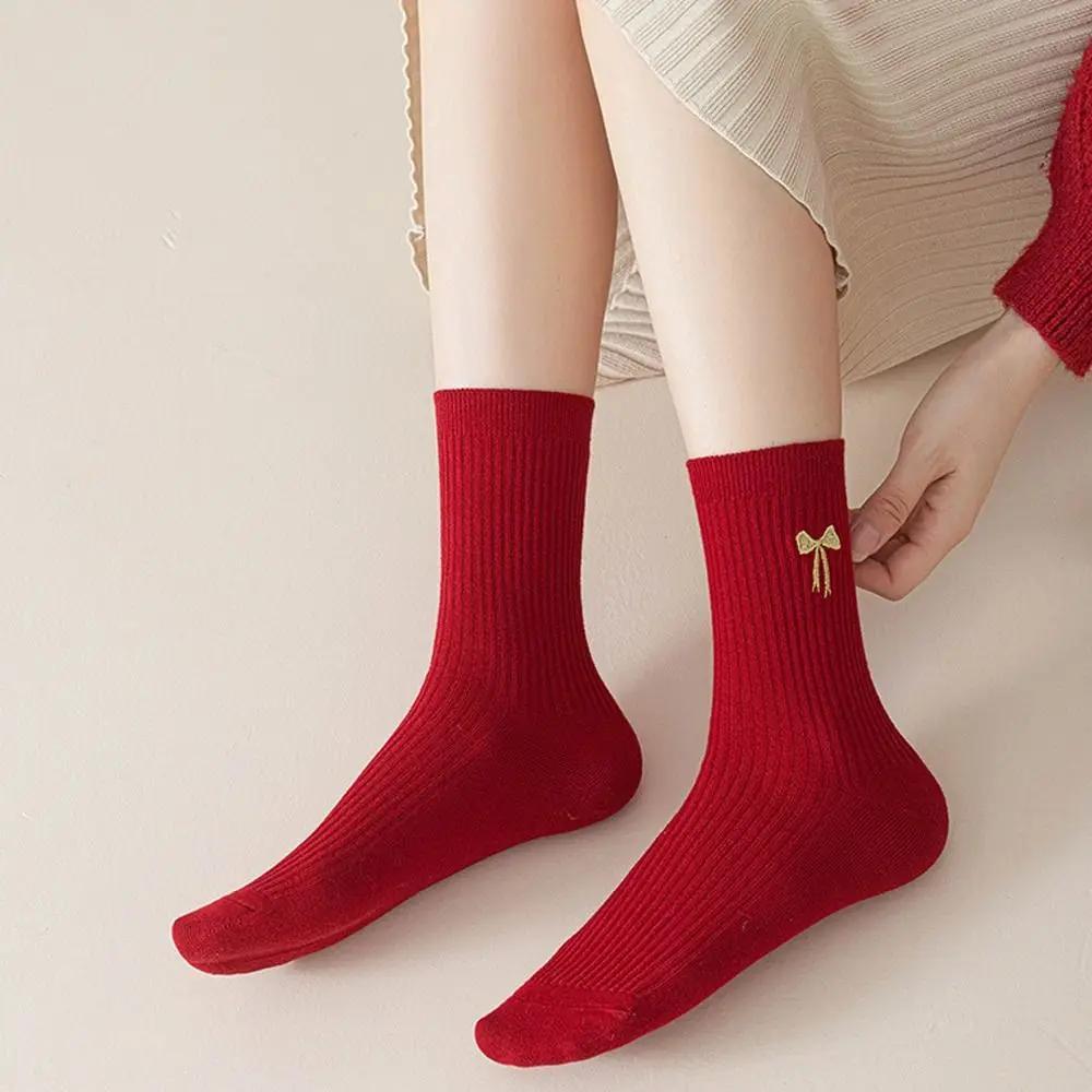 أزياء الكرتون التطريز الجوارب القطنية الأحمر المضادة للانزلاق منتصف أنبوب الجوارب عارضة امتصاص العرق جورب الخريف الشتاء