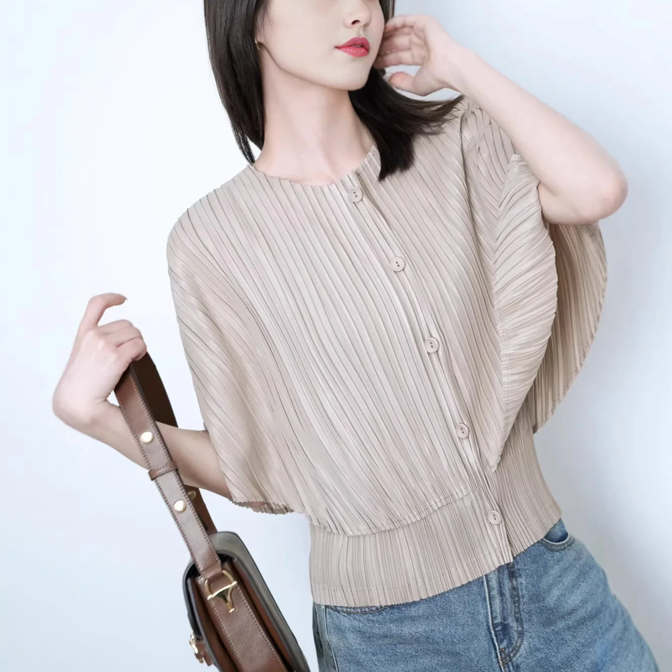 

Elegant Pleated Bat Sleeve Women's Shirt Casual O-neck Button Elastic Waist Shirt Suitable for Daily Wear 2026 Summer New