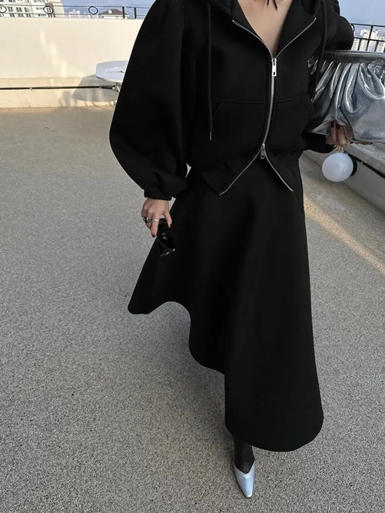 シックで多用途なパーカー スウェットシャツ トップとシンプルなハイウエスト スカートのツーピースセット 女性用 Ele Outfit 春秋