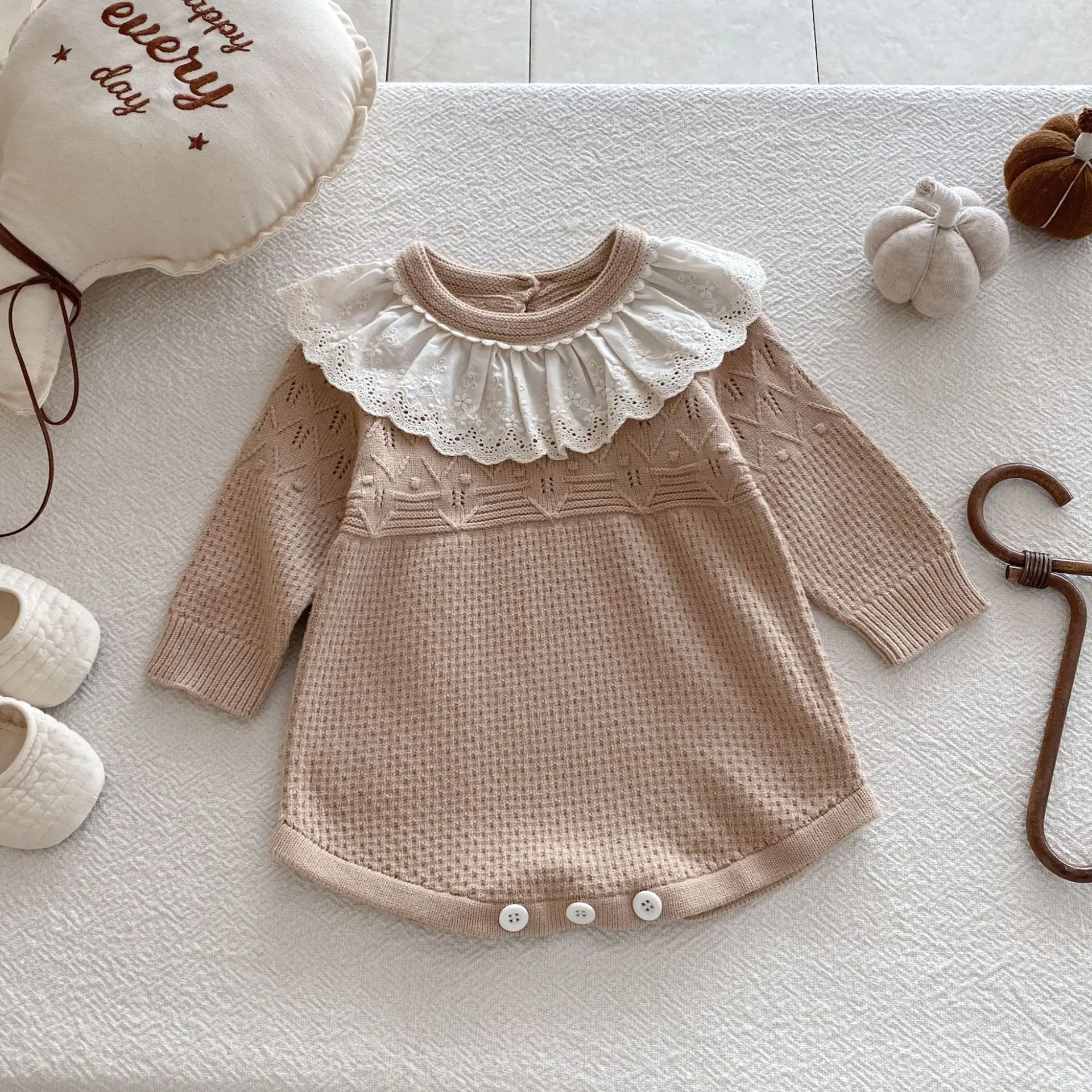 طفلة محبوك ارتداءها الملابس 2025 الخريف جديد الدانتيل دمية طوق طفلة متماسكة طويلة الأكمام بذلة #2