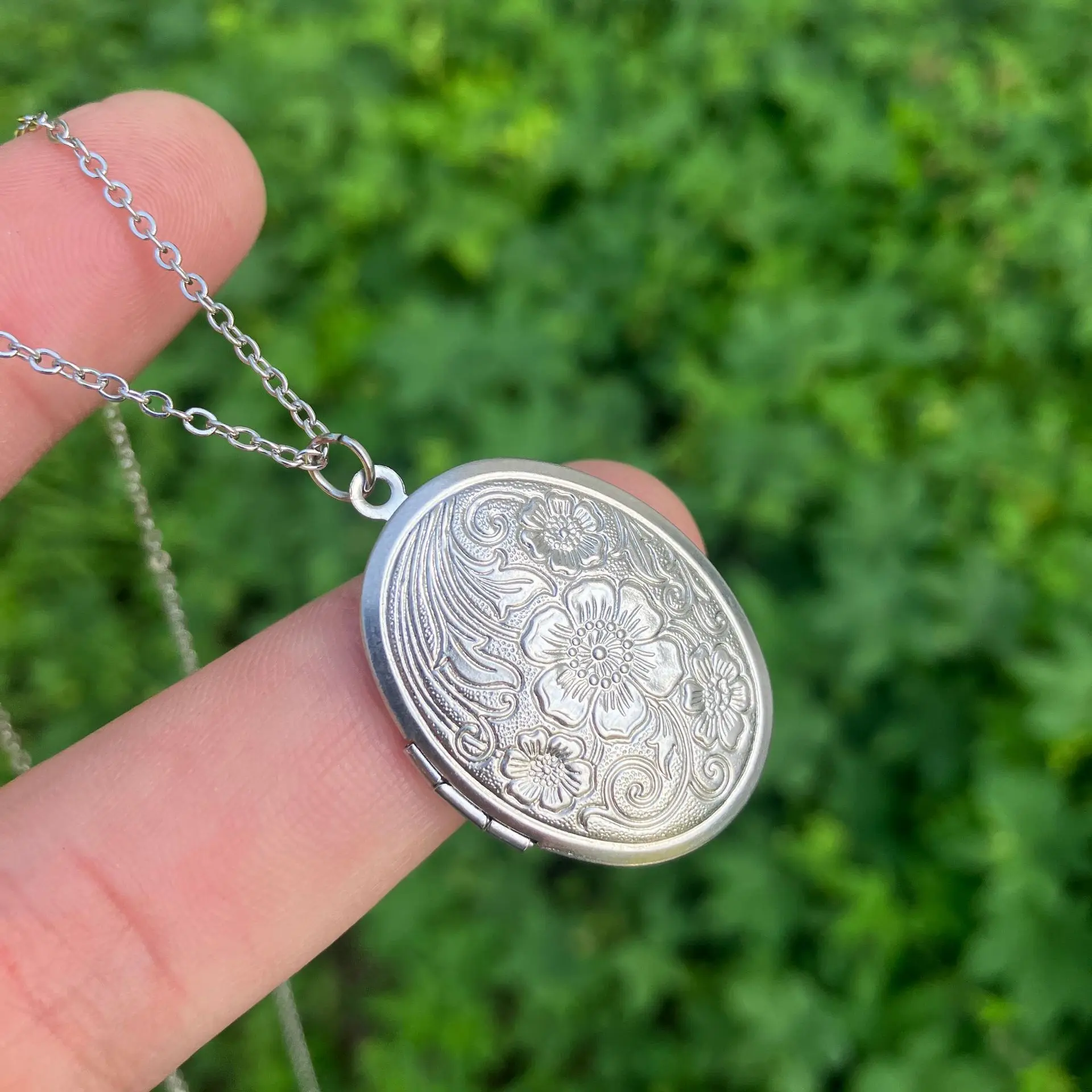 Floral Oval Heart Locket Pendant Necklaces for Women,Stainless Steel Photo Frame Promise Love Keepsake Gift