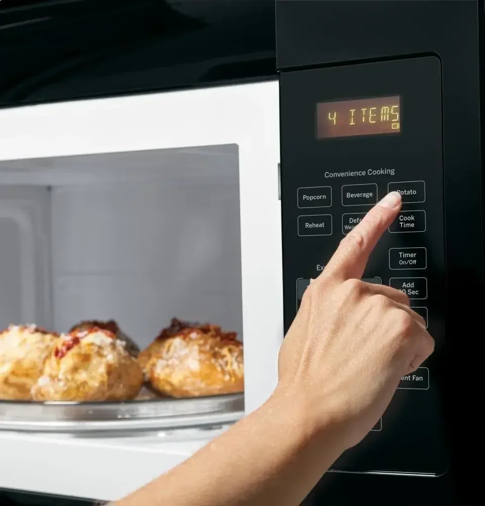 GE JVM3160DFBB Horno microondas sobre el alcance de 30" con 1,6 cu. pies de capacidad en negro