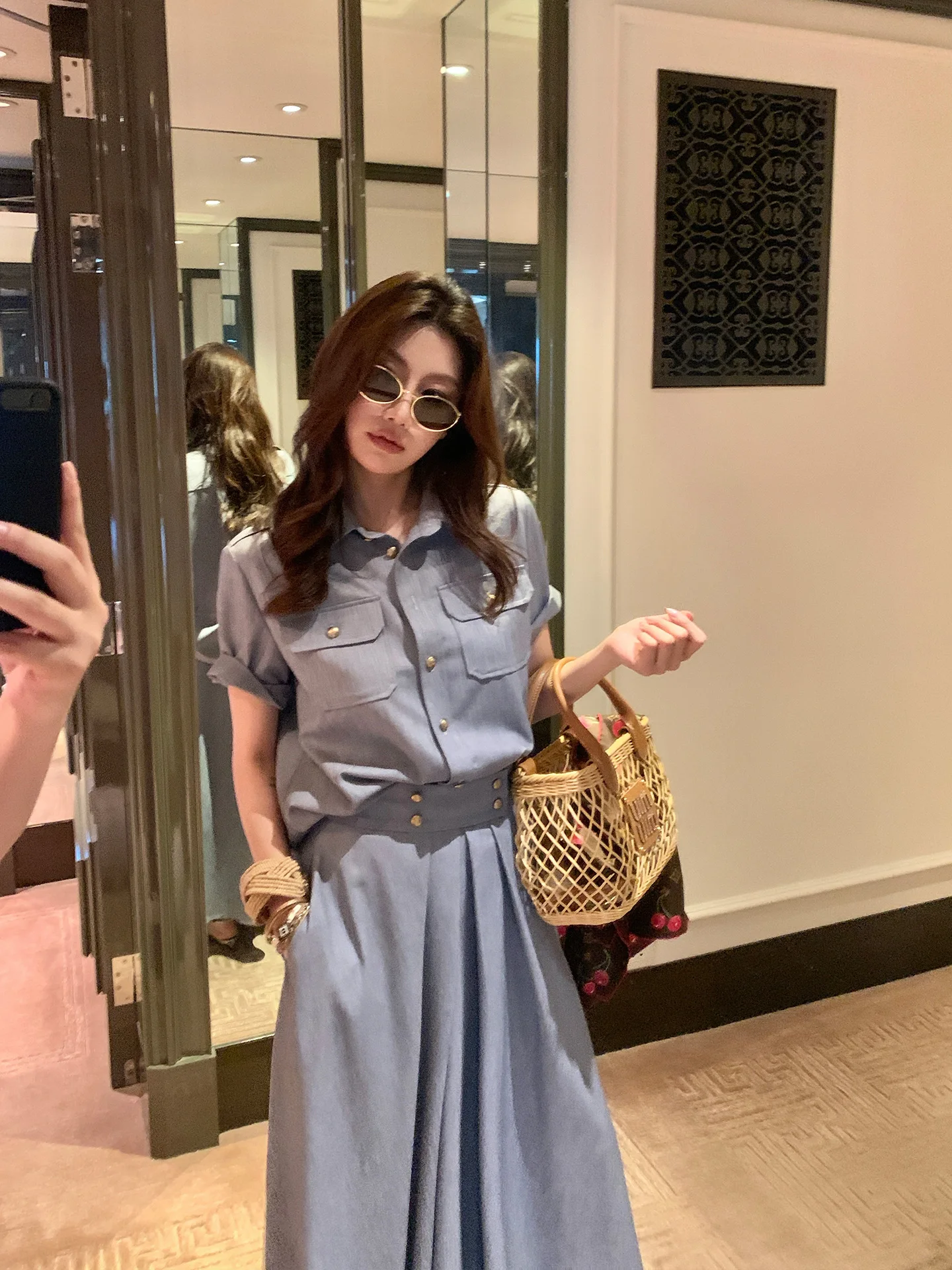 

Комплект из рубашки и юбки Dragon Xi Er с высокой талией, женский свободный костюм из двух предметов R385, модная одежда для женщин на весну и осень.