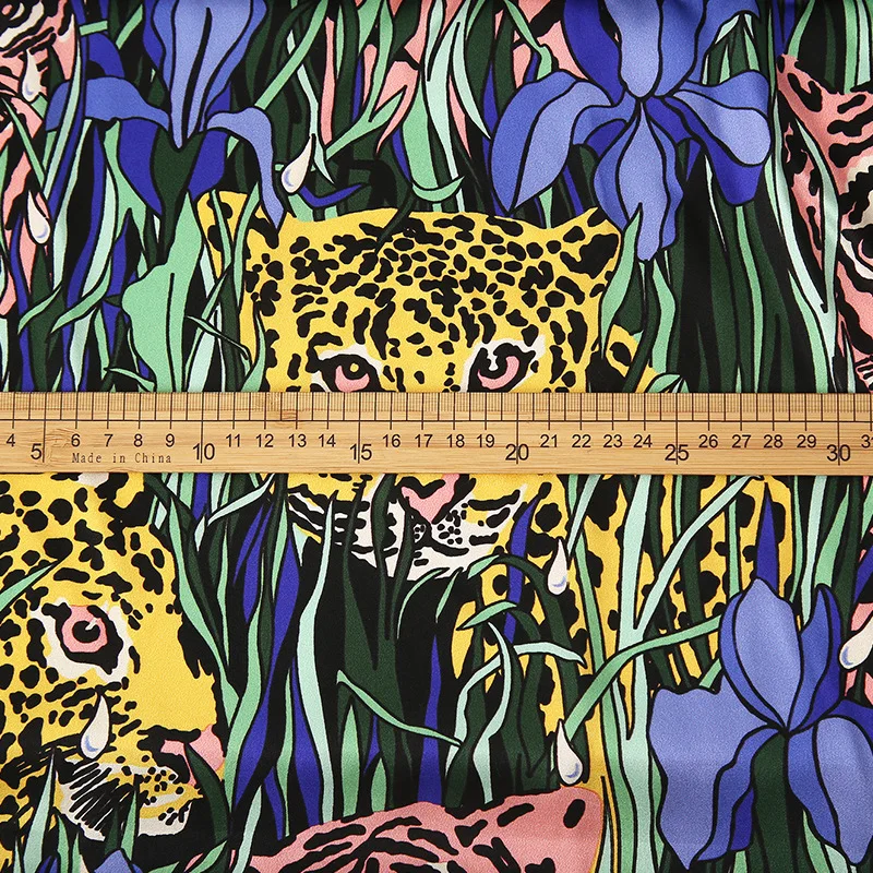 Blumen-Leoparden- und Tiger-Muster, bedruckt, imitiert Seide, Sarin-Material, Stoff für Damenkleid/Bluse, DIY-Stoff, Nähmaterial