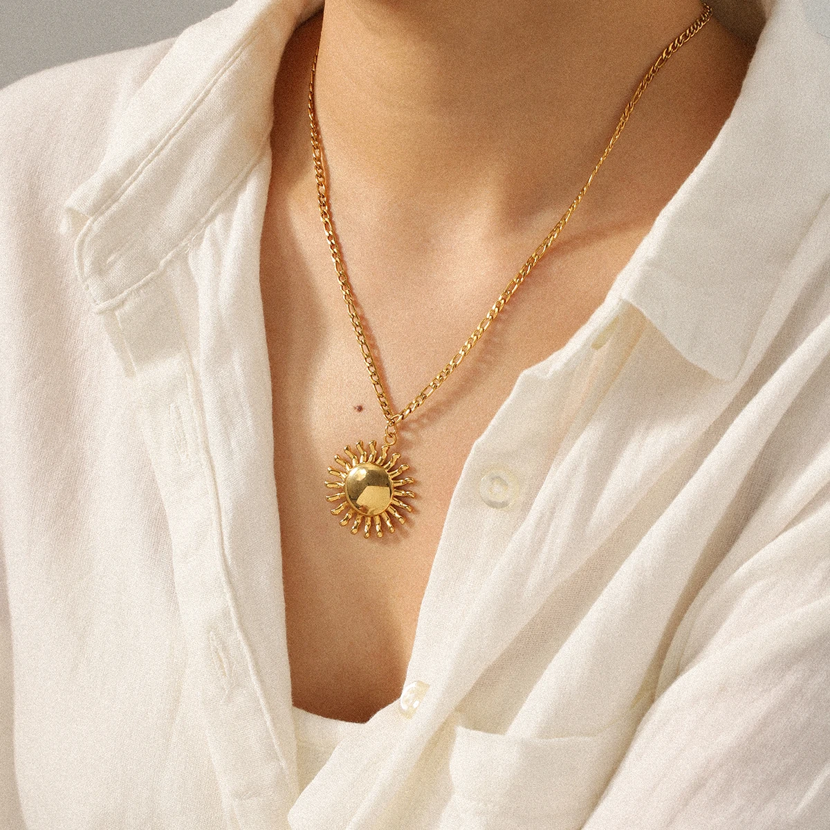 

Huang Chao Fashion Stainless Steel Sun Pendant Necklace For Girls New Charm Plated 18k Gold Necklace Jewelry Gift