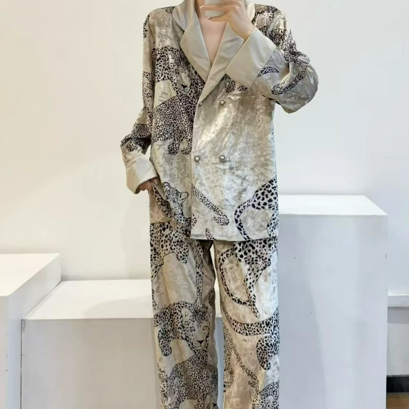 

Французские высококачественные легкие роскошные бархатные пижамы с леопардовым принтом для женщин, осень/зима 2026, новый утолщенный комплект домашней одежды для верхней одежды