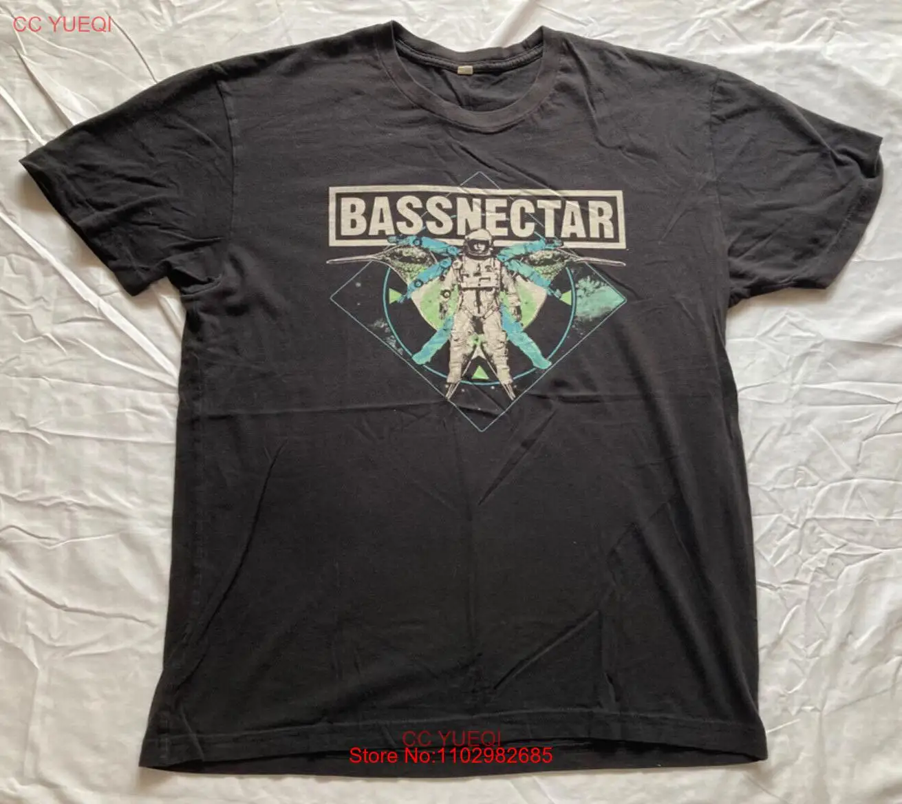 ΠΠΎΠ»Π»Π΅ΠΊΡΠΈΡ 2013 Π³ΠΎΠ΄Π°, Π΄Π²ΡΡ
ΡΡΠΎΡΠΎΠ½Π½ΡΡ ΠΌΠ°Π»Π΅Π½ΡΠΊΠ°Ρ ΡΡΡΠ±ΠΎΠ»ΠΊΠ° Ρ ΠΈΠ·ΠΎΠ±ΡΠ°ΠΆΠ΅Π½ΠΈΠ΅ΠΌ Π±Π°ΡΠΊΠ΅ΡΠ±ΠΎΠ»ΡΠ½ΠΎΠ³ΠΎ Π½Π΅ΠΊΡΠ°ΡΠ°, ΠΏΠΎΠ³ΡΡΠΆΠ°ΡΡΠ΅Π³ΠΎΡΡ Π² Π°ΡΠΌΠΎΡΡΠ΅ΡΡ ΠΌΡΠ·ΡΠΊΠ°Π»ΡΠ½ΠΎΠ³ΠΎ ΡΡΡΠ½ΠΈΡΠ° ΠΠΎΠ»Π»Π΅ΠΊΡΠΈΡ 2013 Π³ΠΎΠ΄Π°, Π΄Π²ΡΡ
ΡΡΠΎΡΠΎΠ½Π½ΡΡ ΠΌΠ°Π»Π΅Π½ΡΠΊΠ°Ρ ΡΡΡΠ±ΠΎΠ»ΠΊΠ° Ρ ΠΈΠ·ΠΎΠ±ΡΠ°ΠΆΠ΅Π½ΠΈΠ΅ΠΌ Π±Π°ΡΠΊΠ΅ΡΠ±ΠΎΠ»ΡΠ½ΠΎΠ³ΠΎ Π½Π΅ΠΊΡΠ°ΡΠ°, ΠΏΠΎΠ³ΡΡΠΆΠ°ΡΡΠ΅Π³ΠΎΡΡ Π² Π°ΡΠΌΠΎΡΡΠ΅ΡΡ ΠΌΡΠ·ΡΠΊΠ°Π»ΡΠ½ΠΎΠ³ΠΎ ΡΡΡΠ½ΠΈΡΠ°