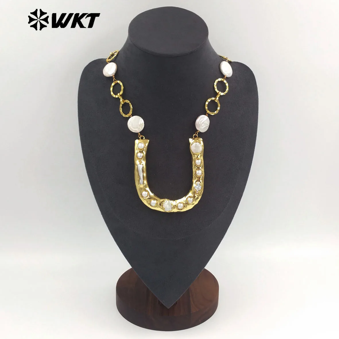 

WT-JN368 Luxury Gold Plated Natural Freshwater Pearl Chain And U Shape Big Pendant Necklace For Girls Anniversary Present