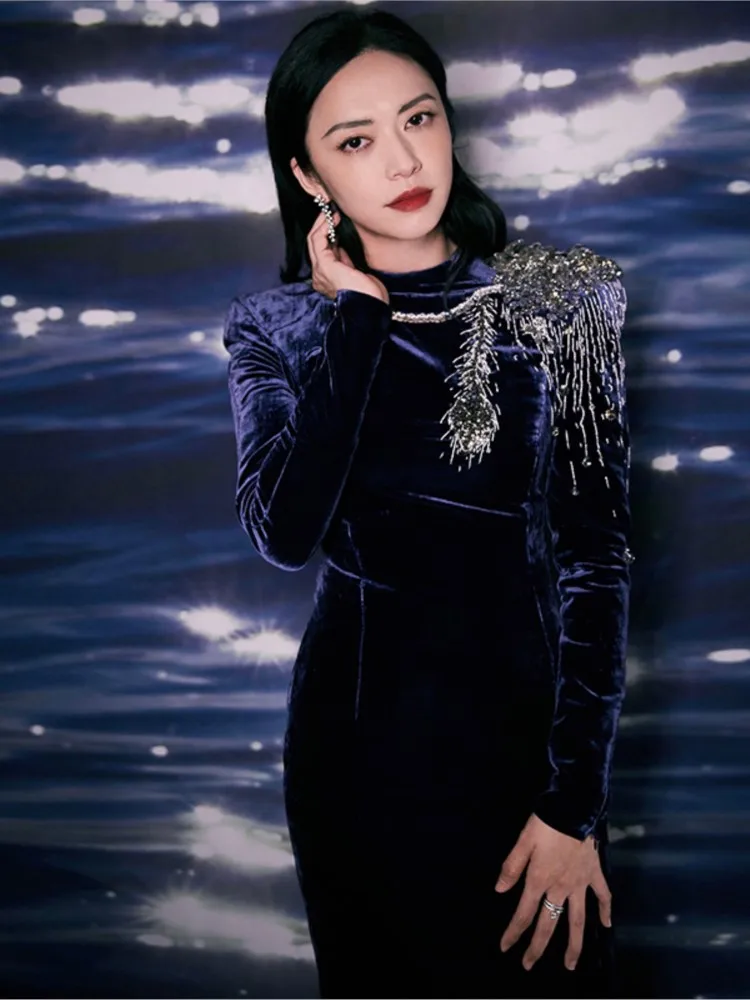 สไตล์โอต์กูตูร์ใหม่มีความหรูหราและสง่างามพร้อมชุดเดรสหางปลายาวสําหรับพิธีกร