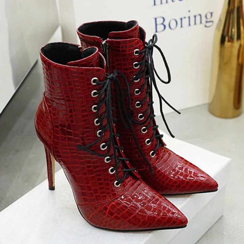 Stivali da Cowboy alla caviglia Sexy per le donne scarpe da ballo moda serpente rosso bianco nero tacchi alti stivaletti con lacci autunno di grandi