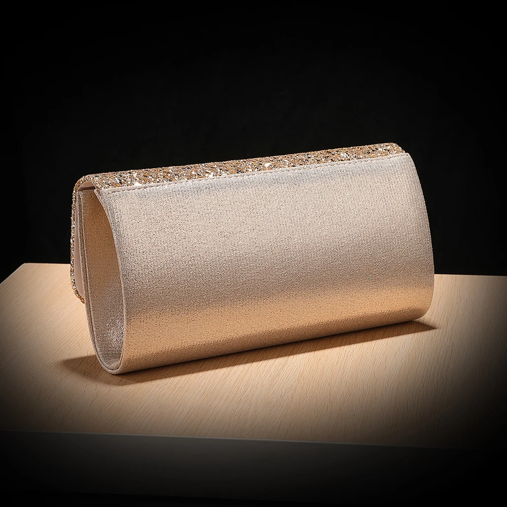 Die neue Schultertasche mit Metall- und Perlenkette in Kombination, ideal für Abendgarderobe. – Detail 4