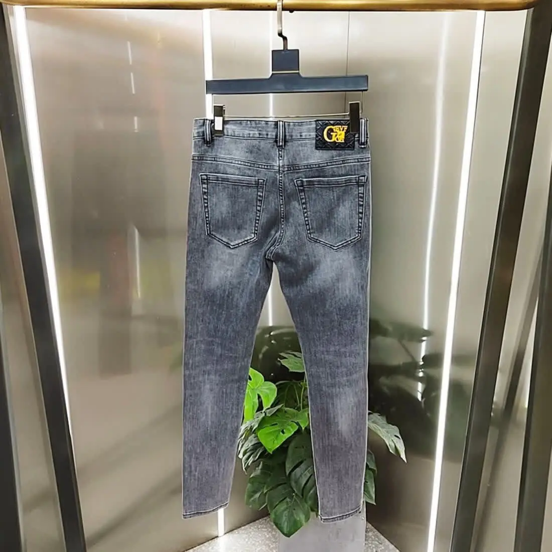 Celana jins Denim ramping pria, pakaian mewah Korea, celana jins kurus abu-abu musim semi musim gugur kasual berlian imitasi cetak timbul untuk pria