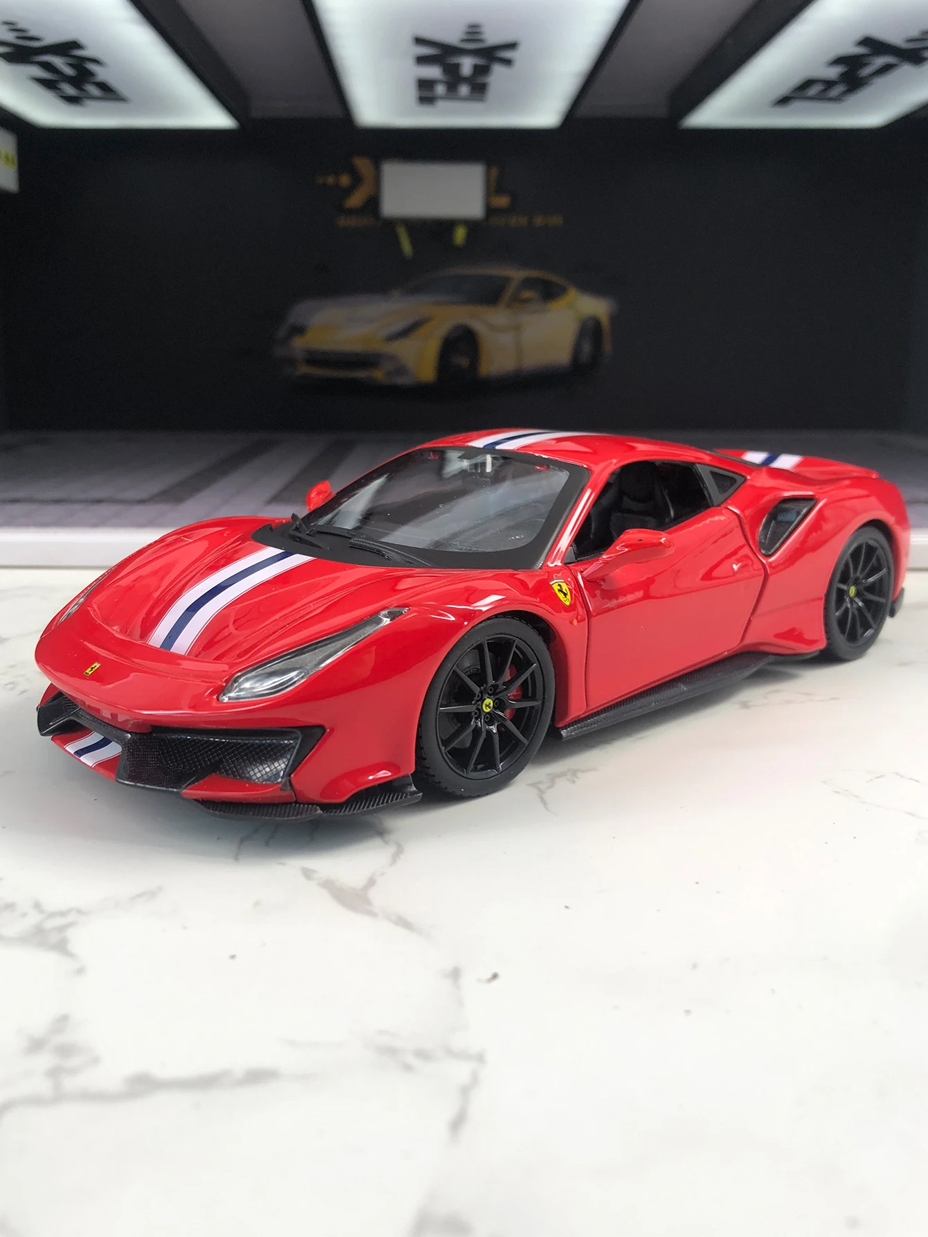 

Bburago 1:24 имитация цинкового сплава Ferrari 488 PISTA модель автомобиля, статическое украшение, металлический коллекционный подарочный автомобиль