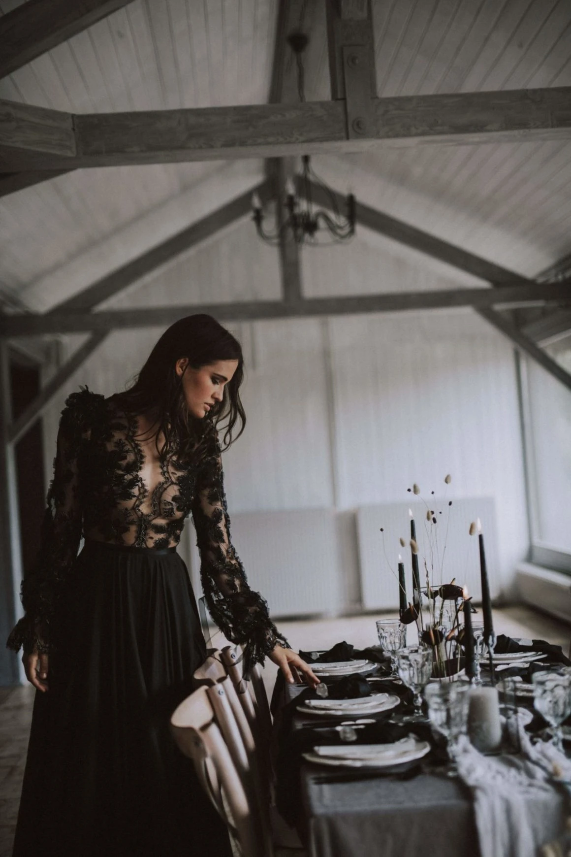 Gotische zwarte A-lijn trouwjurk sexy illusie inspiratie mouw V-hals landelijke bruidsjurken bloemen kant applicaties zijsplit