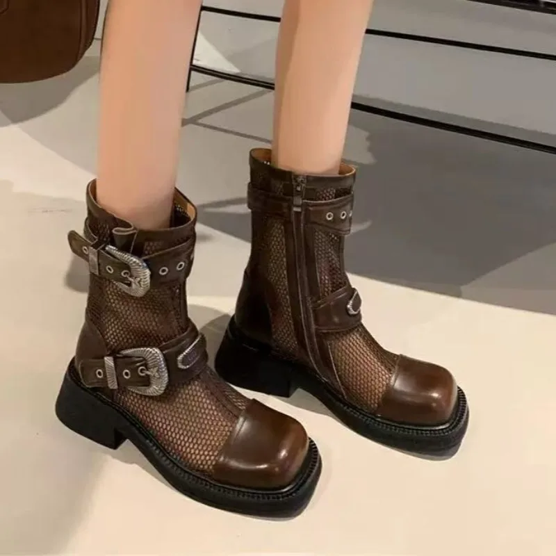 

Сапоги из сращенной сетки, новые летние ботинки с квадратным носком и боковой молнией, заклепками и металлической пряжкой, нескользящие ботинки средней длины на платформе с квадратным каблуком