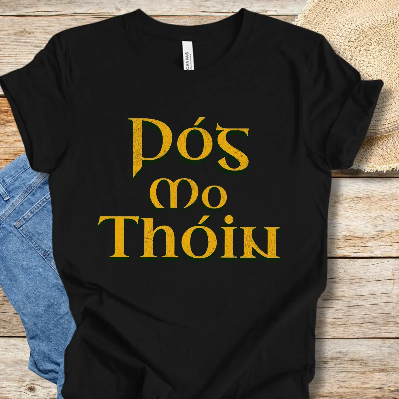 May include Black t shirt with the text Pós mo Thóin in gold lettering vintage Washed Stylish Stretched homme Versatile