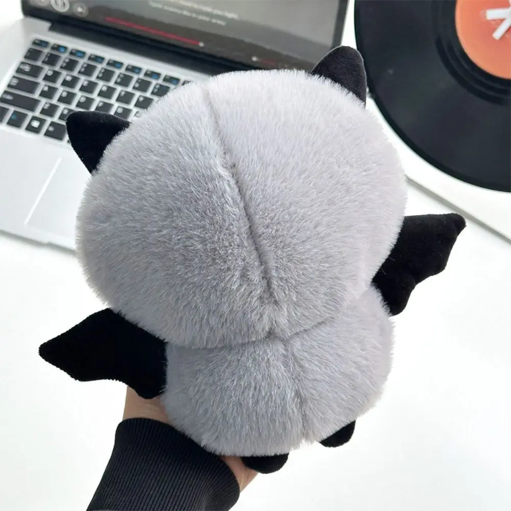 

Мягкая плюшевая игрушка-летучая мышь в мультяшном стиле, милый и нежный декоративный элемент