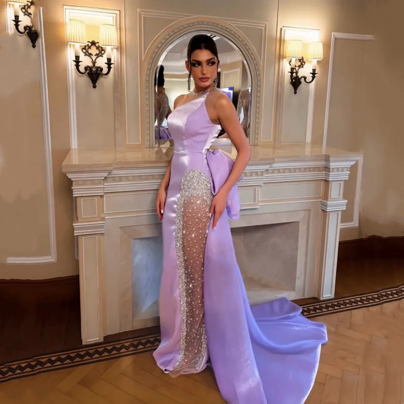 

Современные атласные русалки фиолетового цвета с круглым вырезом Длинные вечерние платья Простые плиссированные бисерные кристаллы Иллюзия с боковым разрезом и открытой спиной 2025На заказ