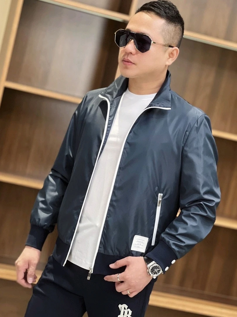 

Новая мужская куртка с воротником-стойкой на весну-осень: удобная, модная, приталенная, простая, стильная, с молнией, длинный рукав.