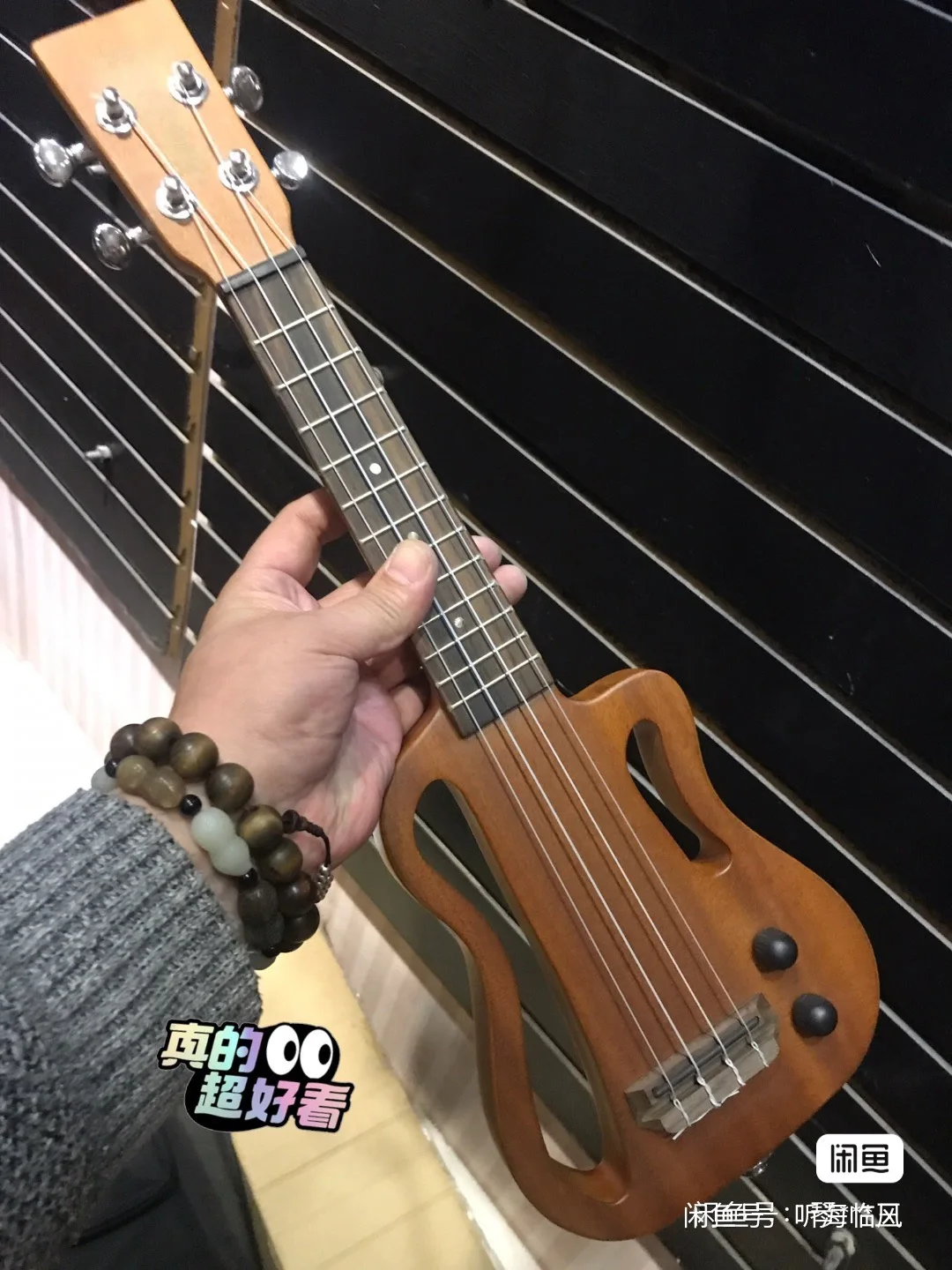 Stock Defect Electric Ukulele Przenośny koncert podróżny 23-calowy Ukulele z litego drewna mahoniowego może grać cichą praktykę bez hałasu