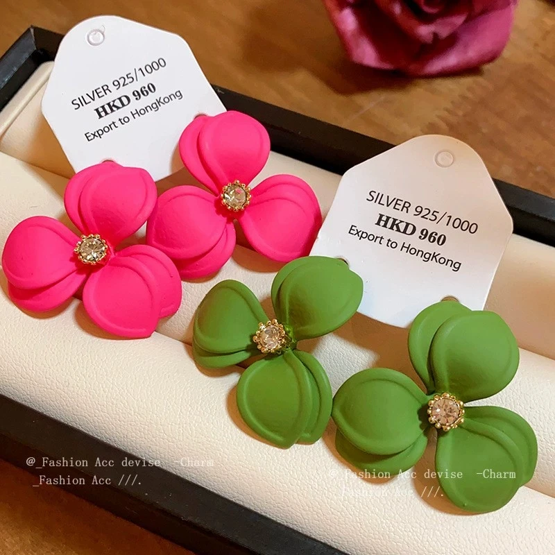 Christmas Colors Green Red Flower Stud Earrings for Women Trendy Vintage Three Petals Drop Earrings Elegant Party Jewelry Gifts