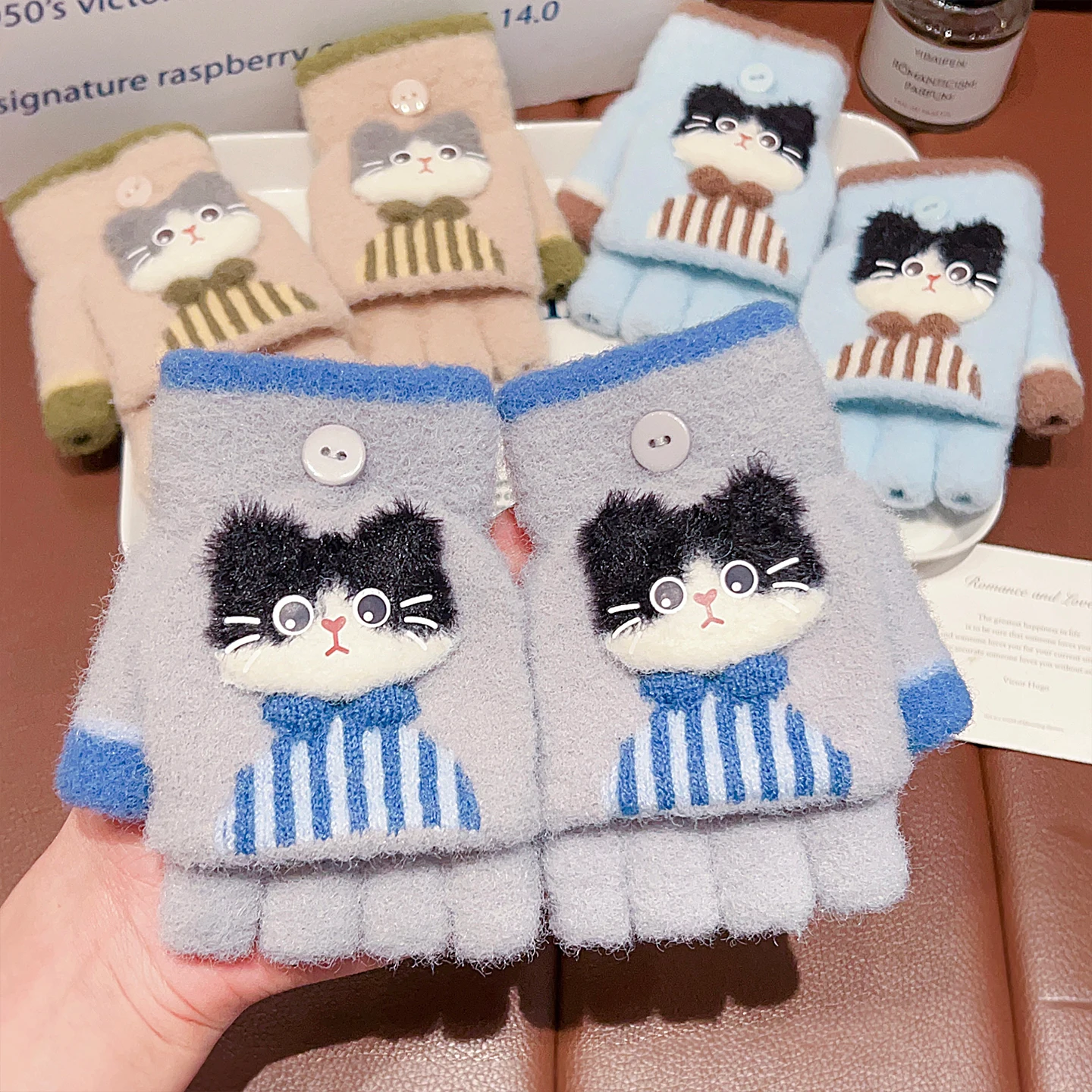 Koreanische niedliche Kinder-Plüsch-Handschuhe mit Cartoon-Katzenmuster und Schleife, 6-12 Jahre, warme Winter-Wickelhandschuhe mit halben Fingern zum Schreiben – Detail 9